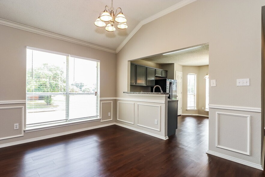 Building Photo - 2844 Claremont Dr
