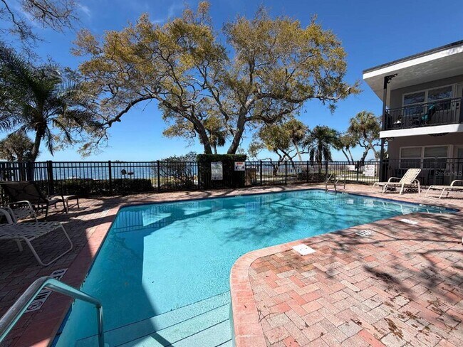 Building Photo - 1101 Victoria Dr