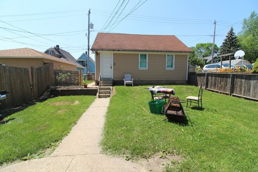 Building Photo - 2933 N Newhall St