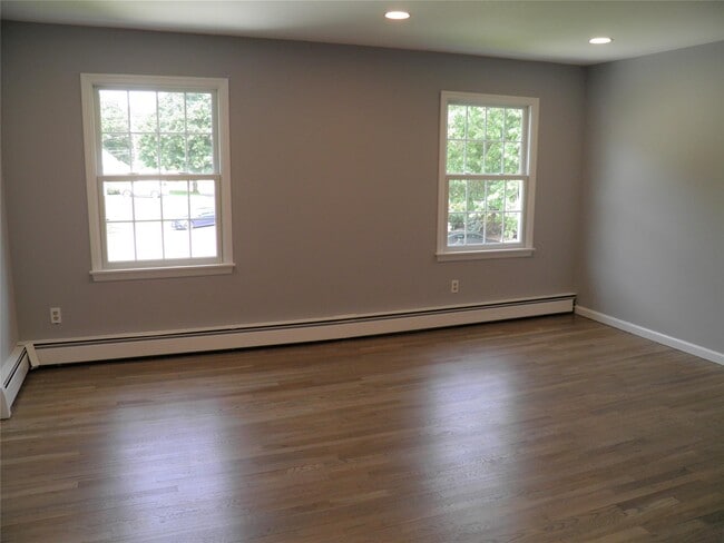 Building Photo - 12 Sundale Ct