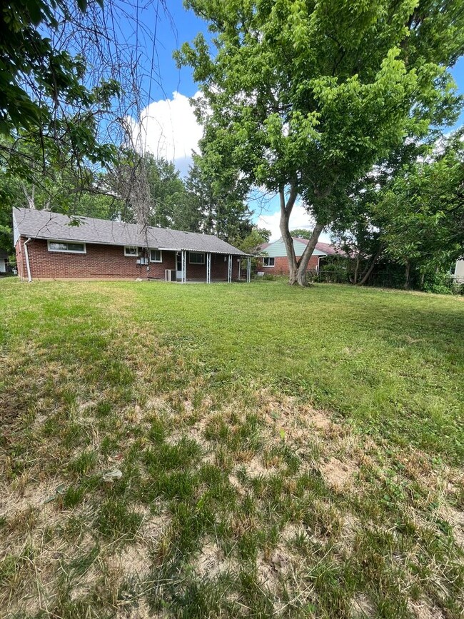 Building Photo - 3 bedroom 1 bathroom single family home wi...