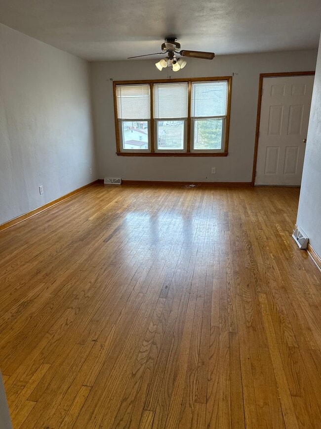 Building Photo - Charming 3 bedroom