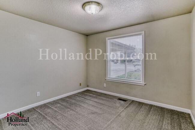 Building Photo - Beautiful Single-Level Hillsboro Home with Spacious Fenced Yard!