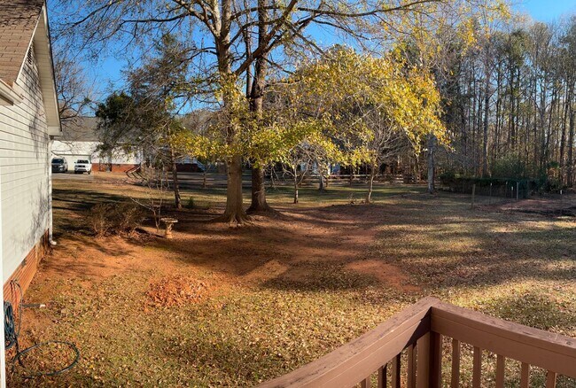 Building Photo - AVAILABLE NOW! 3 Bedroom 2 Bath Home on over 1 Acre in York with Clover Schools