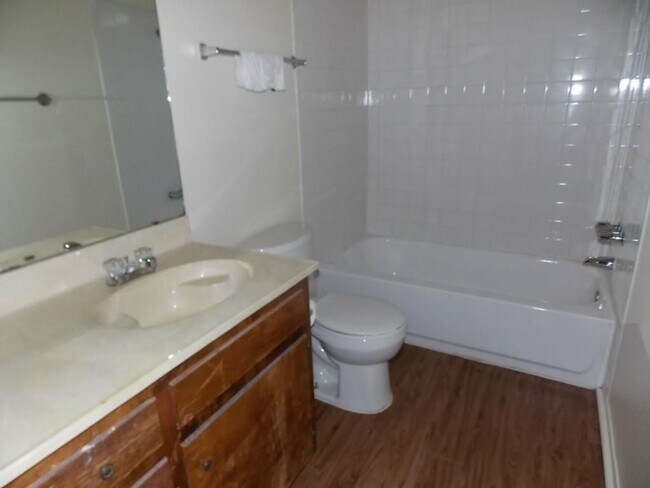 Building Photo - Hu Properties2 (3308 Dunliegh Dr)