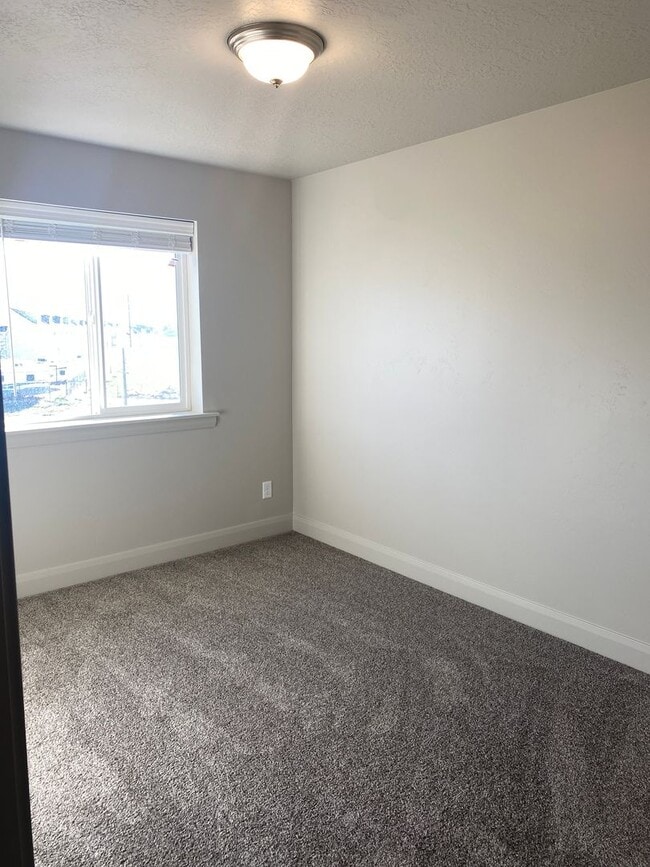 Building Photo - 3 bed 2.5 bath in  Townhome Spanish Fork