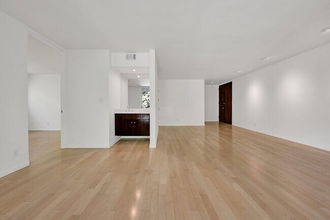 Building Photo - 1147 N Clark St