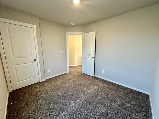 Building Photo - 4 Bedroom Home with Attached 2 Car Garage!