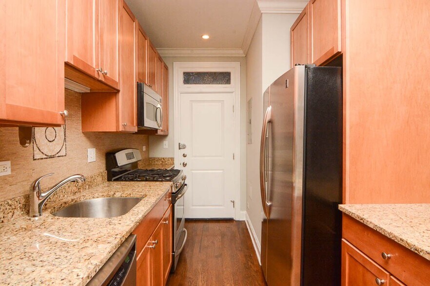 Building Photo - 736 W Addison St