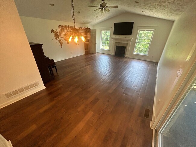 Building Photo - Charming 3-bedroom, 2.5-bathroom home loca...