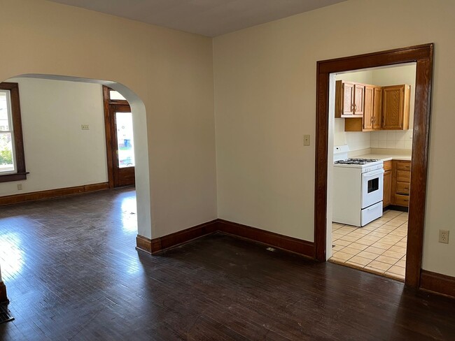 Building Photo - **REMODELED 4-BEDROOM/2-BATH HOUSE IN NORT...
