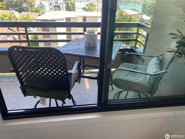 Building Photo - 2Bd/2Ba Seattle Condo