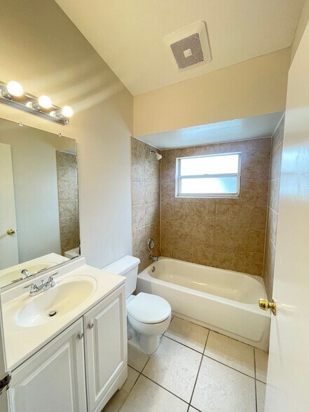 Building Photo - 312 San Gabriel St