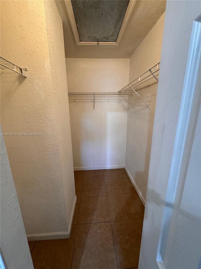 Building Photo - 2525 SE 15th Pl