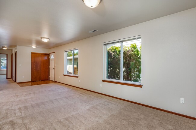 Building Photo - 2 Bed 2 Bath Home - 55+ Community Only