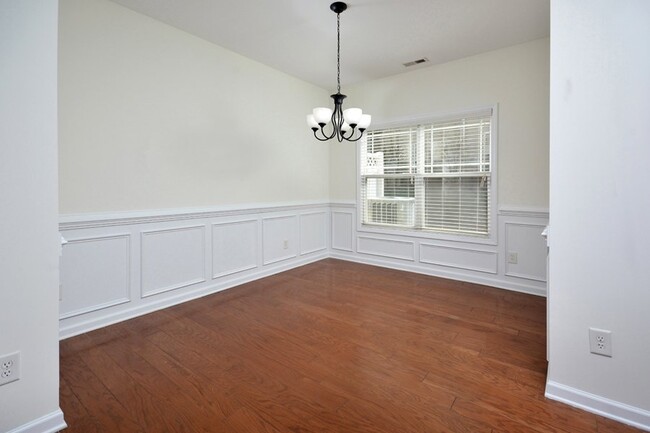 Building Photo - Townhome in Quiet Neighborhood