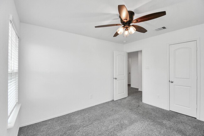 Building Photo - 5443 Pinetree Cres Ln