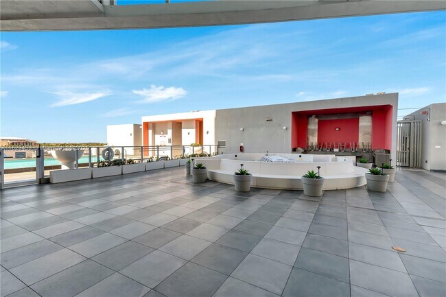 Building Photo - 2000 Metropica Wy