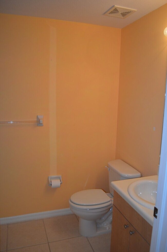 Building Photo - GREAT CONDO IN CAPE CORAL 2+ DEN/2  $1,800!!