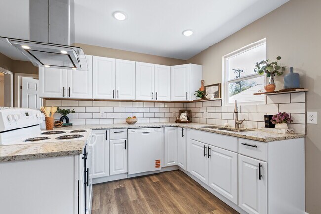 Building Photo - 1147 Inverness Dr