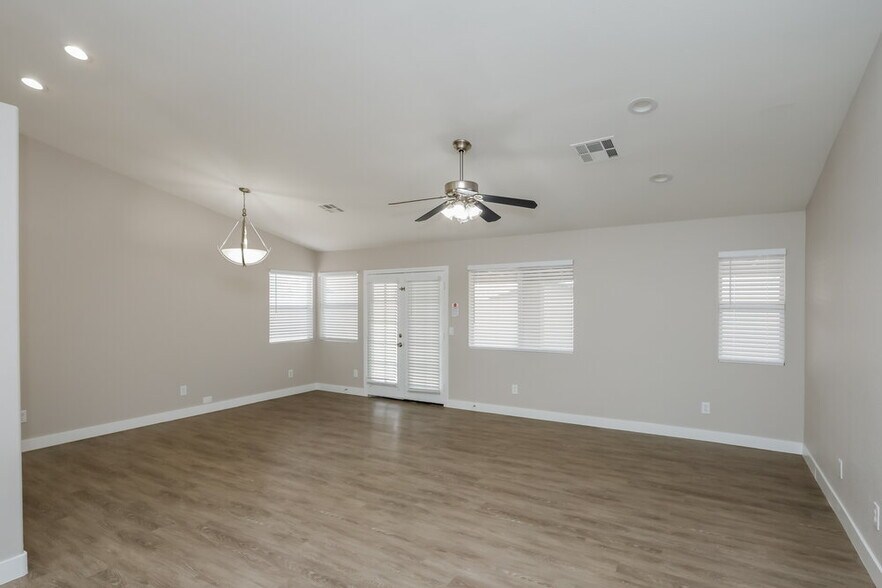 Building Photo - 922 Strider Dr