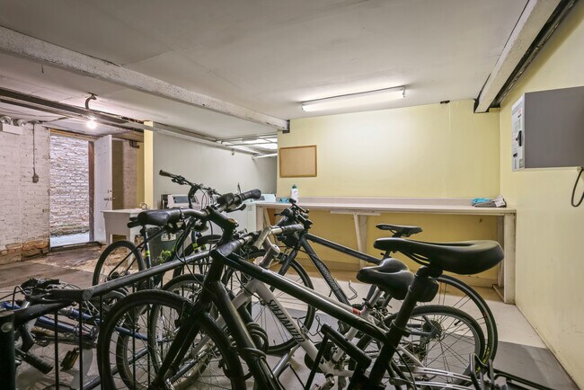 Building Photo - 908 W Grace St