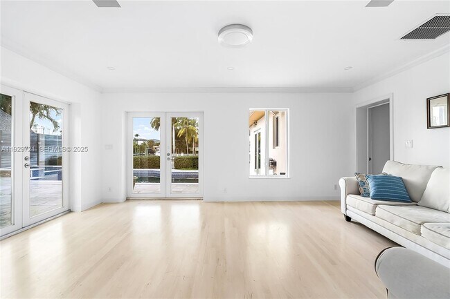 Building Photo - 2085 Ixora Rd