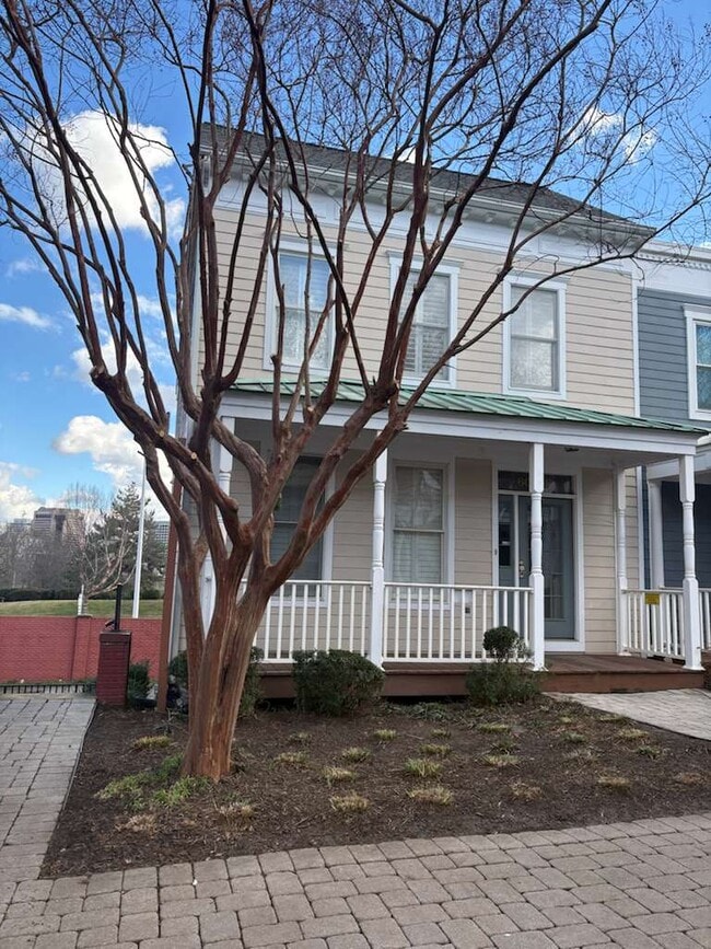 Entrance and Front Porch - 605 Spring St