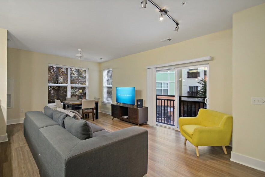 Building Photo - 615 S Columbus St