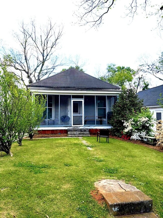 Building Photo - SHORT DISTANCE TO DOWNTOWN AND SANFORD STADIUM