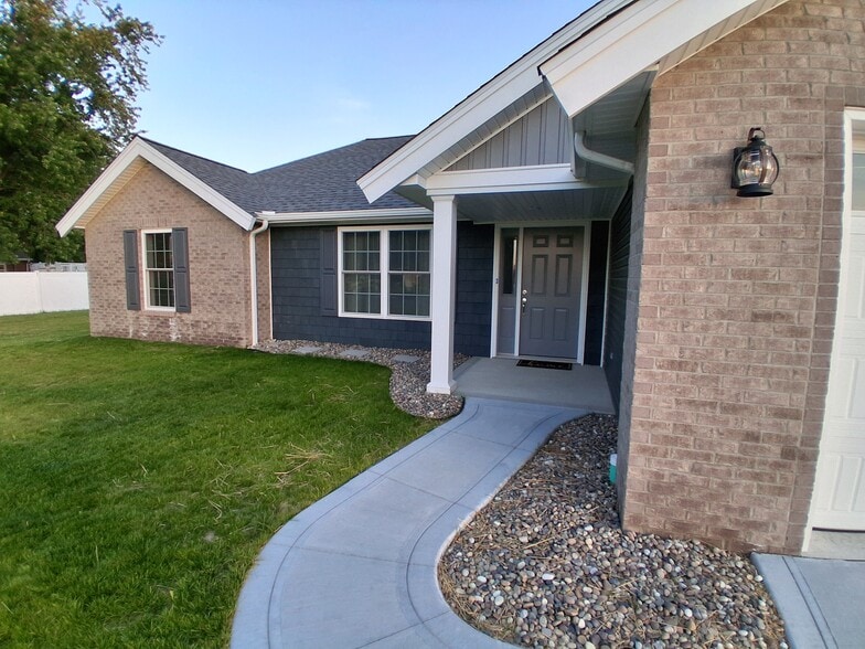 Building Photo - 1421 W Todd Ln