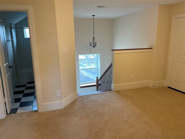 Building Photo - 5105 Maple St