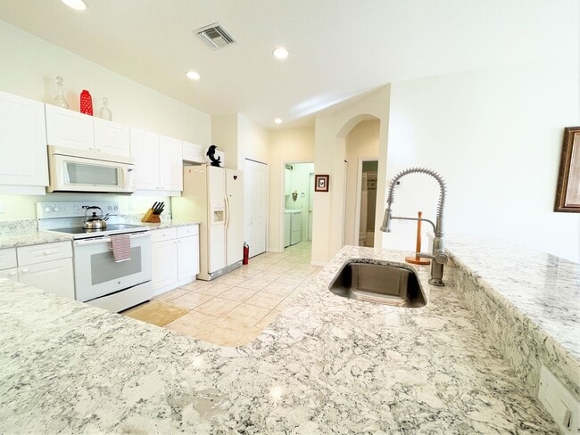 Building Photo - Seasonal Short-Term Rental in Pelican Pointe and Country Club Community!