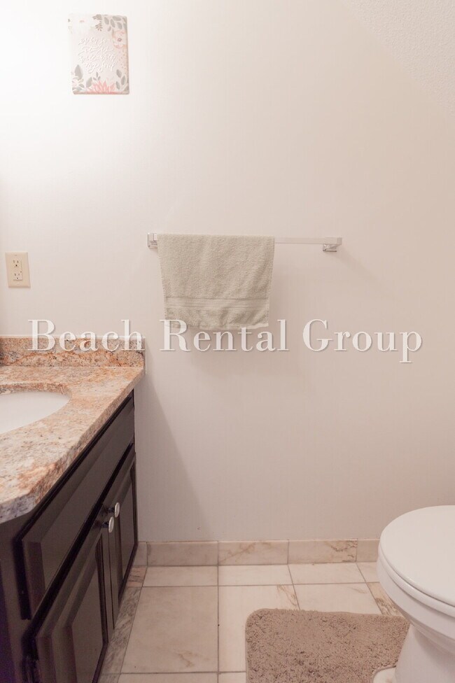 Building Photo - No HOA Furnished Townhouse close to Ocean