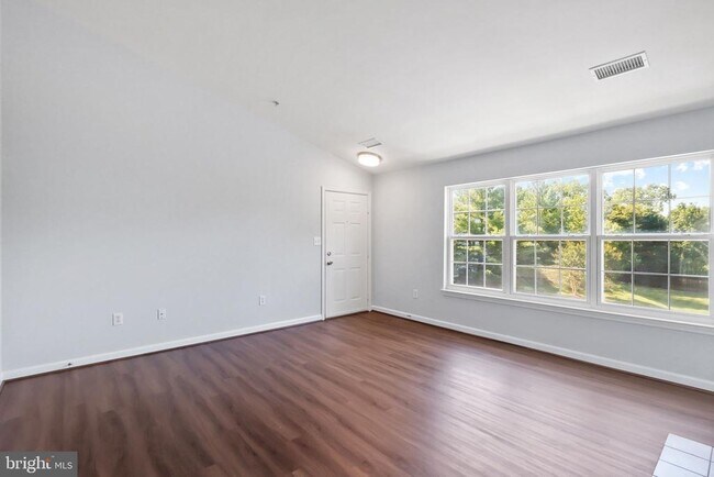 Building Photo - 513 Constellation Square SE