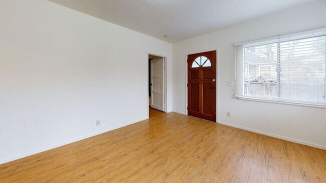 Building Photo - 684 Dias Ave