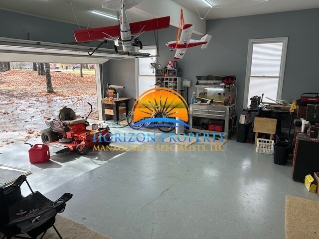 Building Photo - 127 Phantom Dr