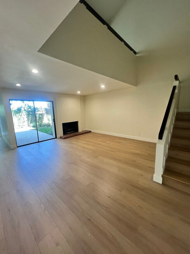 Building Photo - Thousand Oaks - 3 bedroom, 2.5 bath in the...