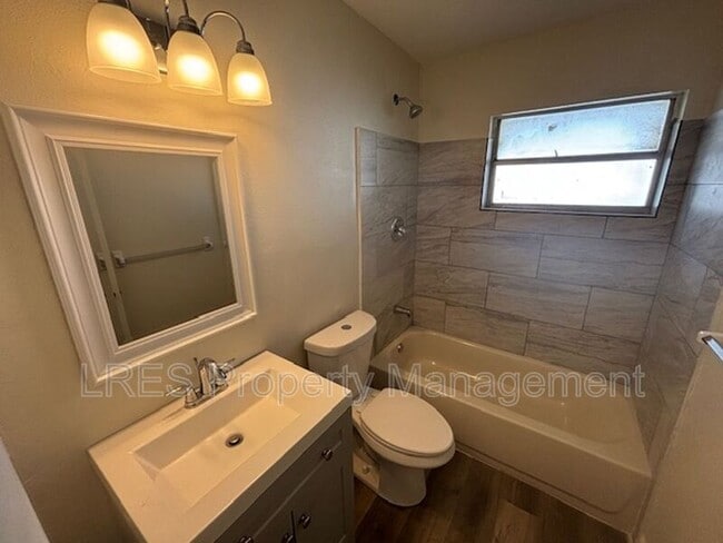 Building Photo - 2204 W Pine St