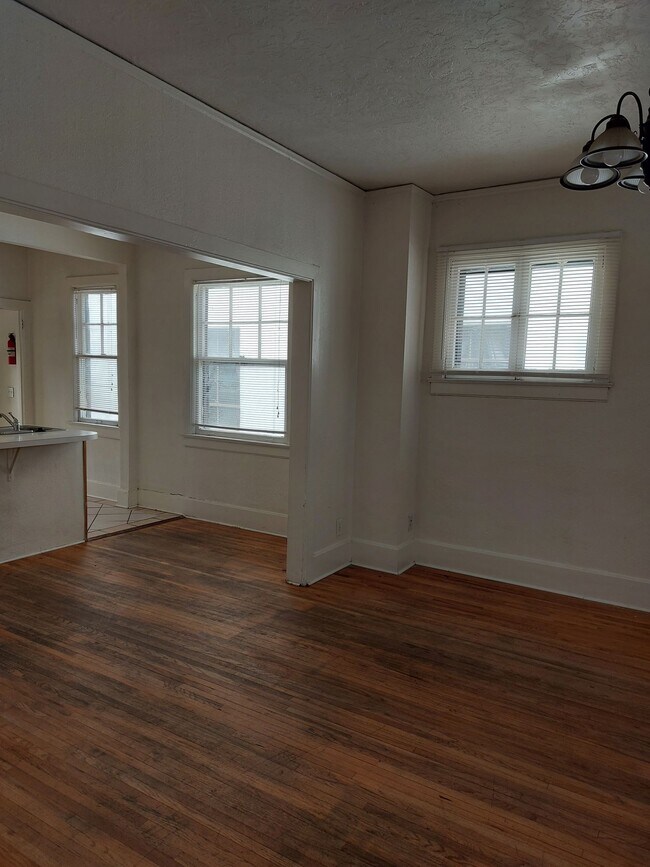 Building Photo - College Housing - 4 bedrooms