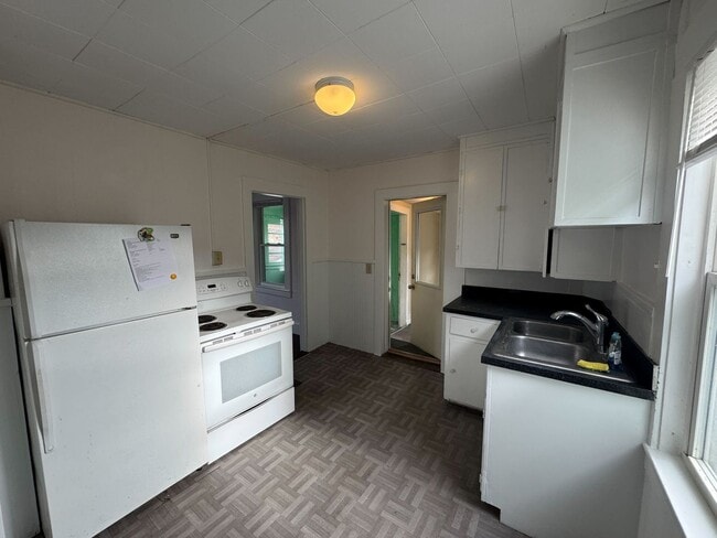Building Photo - Cozy 2-Bedroom House with Heat Included