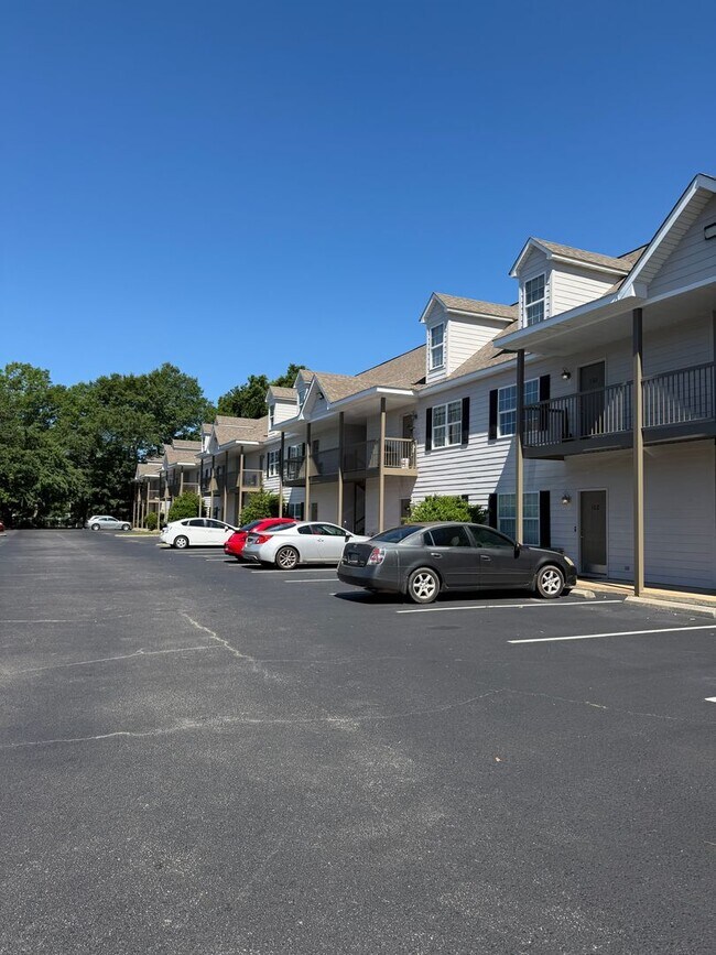 Building Photo - Available for Short Term or Long Term Lease!