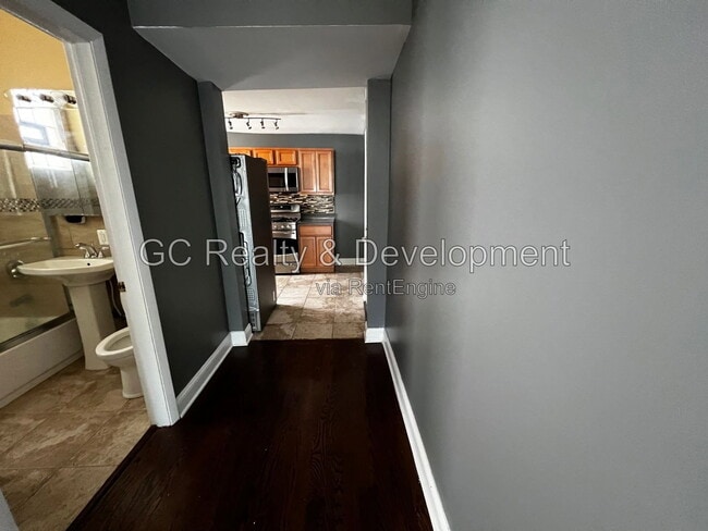 Building Photo - 2840 N Maplewood Ave
