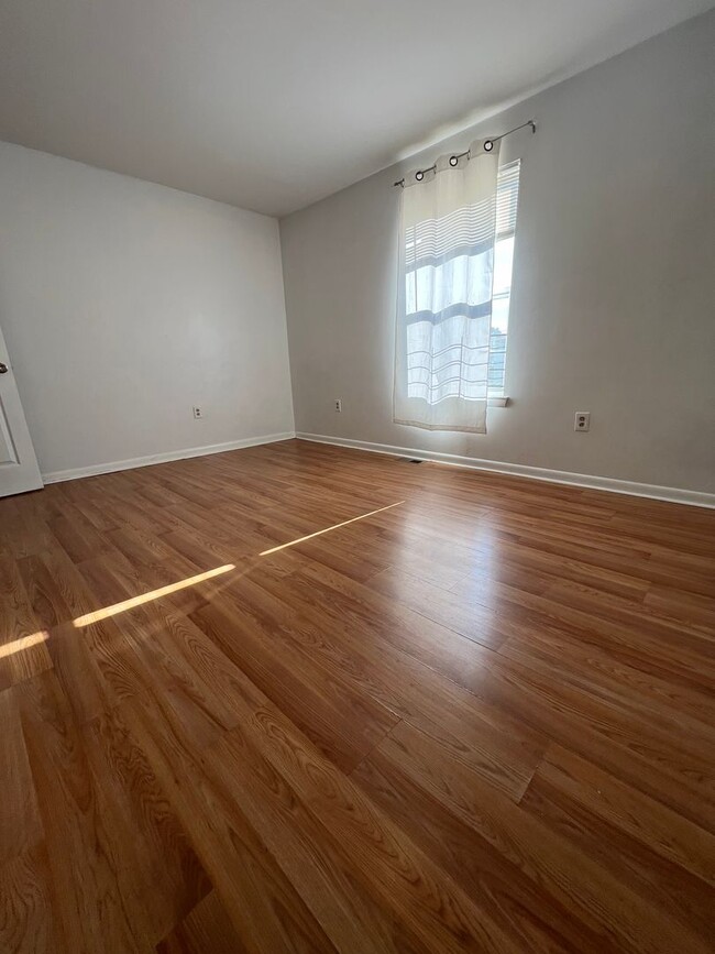 Building Photo - Stunning 4-Bedroom Townhome with Parking Spot Near Temple University! Available August 2026!