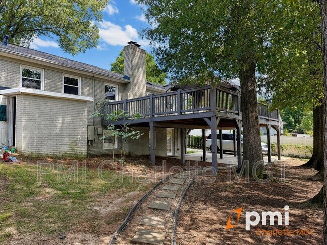 Building Photo - 1140 Bevis Dr