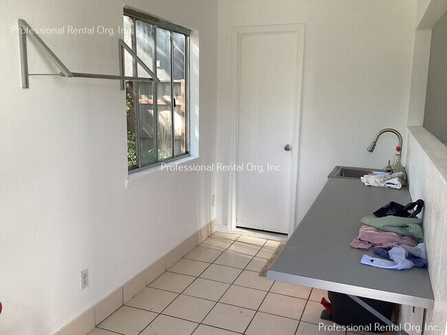 Building Photo - Downtown Newly remodeled 1 bedroom