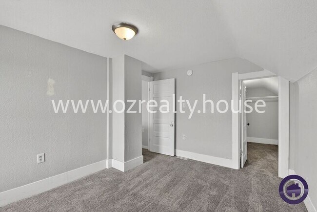 Building Photo - 3377 Lagrange St