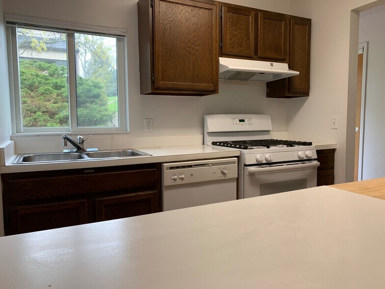 Building Photo - 1051 Danby Rd