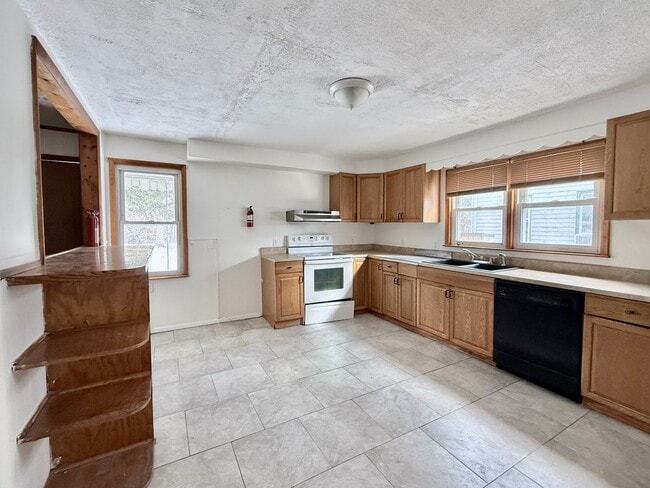 Building Photo - FOR RENT- Spacious 4 Bedroom 2 Bath Home in Penns Grove $2000