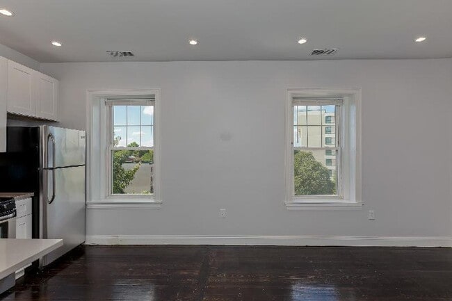 Building Photo - 1006 Tremont St